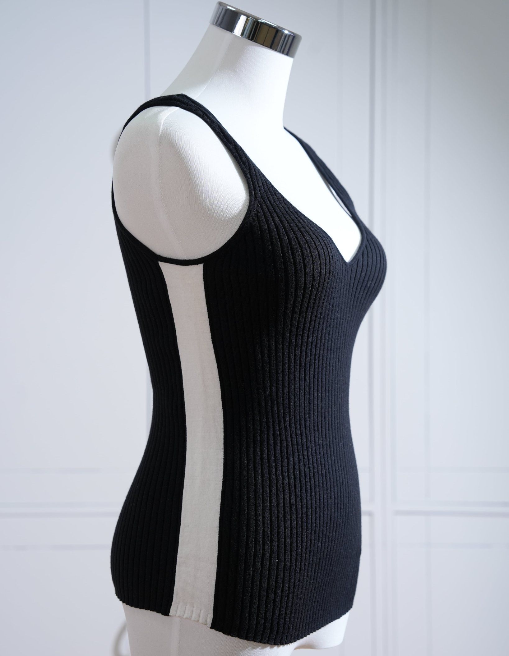 Yoga Women's Black Cotton Blend Tight Sleeveless Training Tank