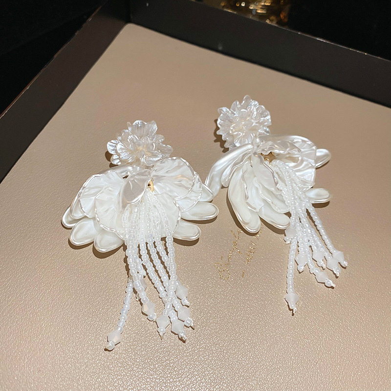 Exaggerated White Flower Pearl Tassel Earrings Fashion Hundred Earrings Stud Earrings Premium Feeling Female Earrings