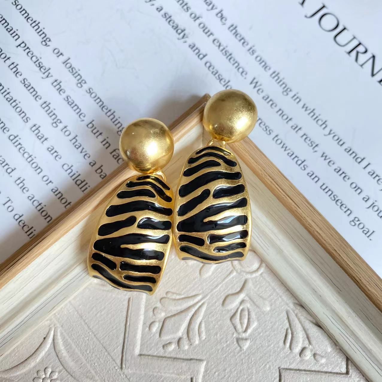 Exaggerated White Flower Pearl Tassel Earrings Fashion Stud Earrings Premium Feeling Earrings