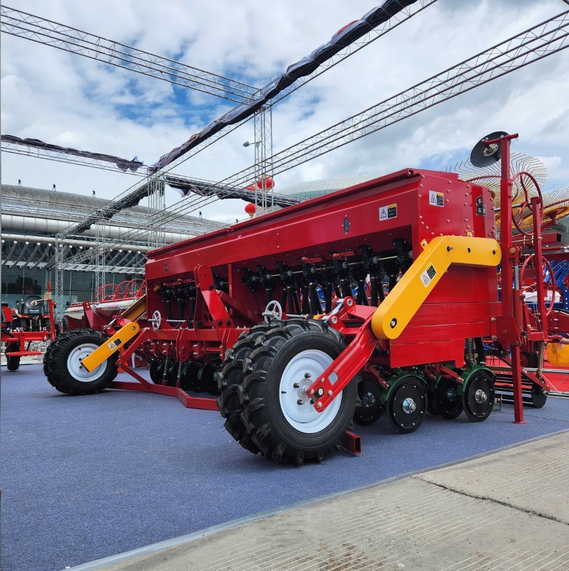 15-100HP 28lines 28rows Latest Design Wheat Seeder Planter for Agricultural Efficient Field Planting Multiple Rows Customizable Wheat Fertilizer Seeder