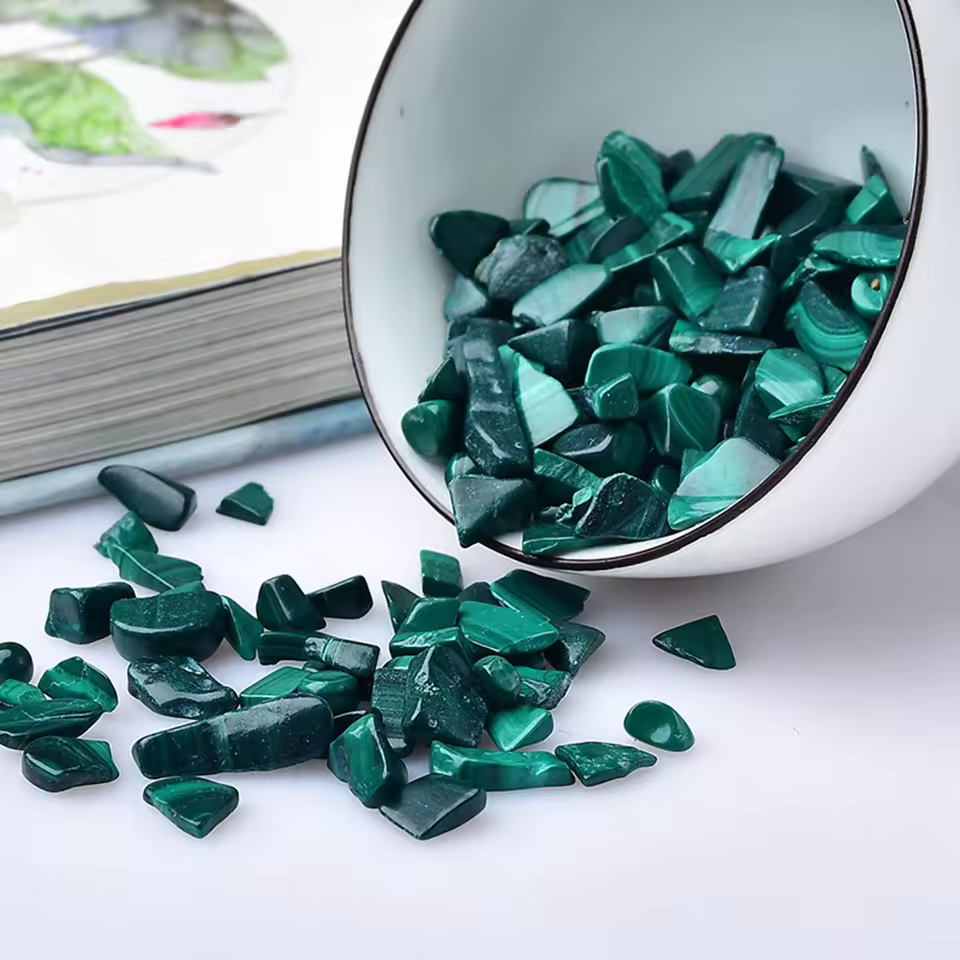 Latest Hot Selling Natural High Quality Green Polished Crystal Tumbled Stone Malachite Stones For Charming Jewelry