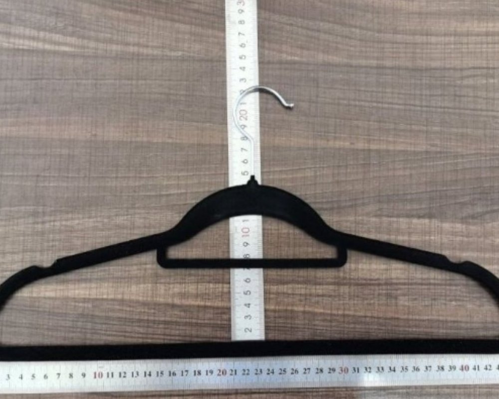 Luxury Velvet Flocked Hanger for Boutique, Non-Slip Shoulder Pads, Gold Metal Hook