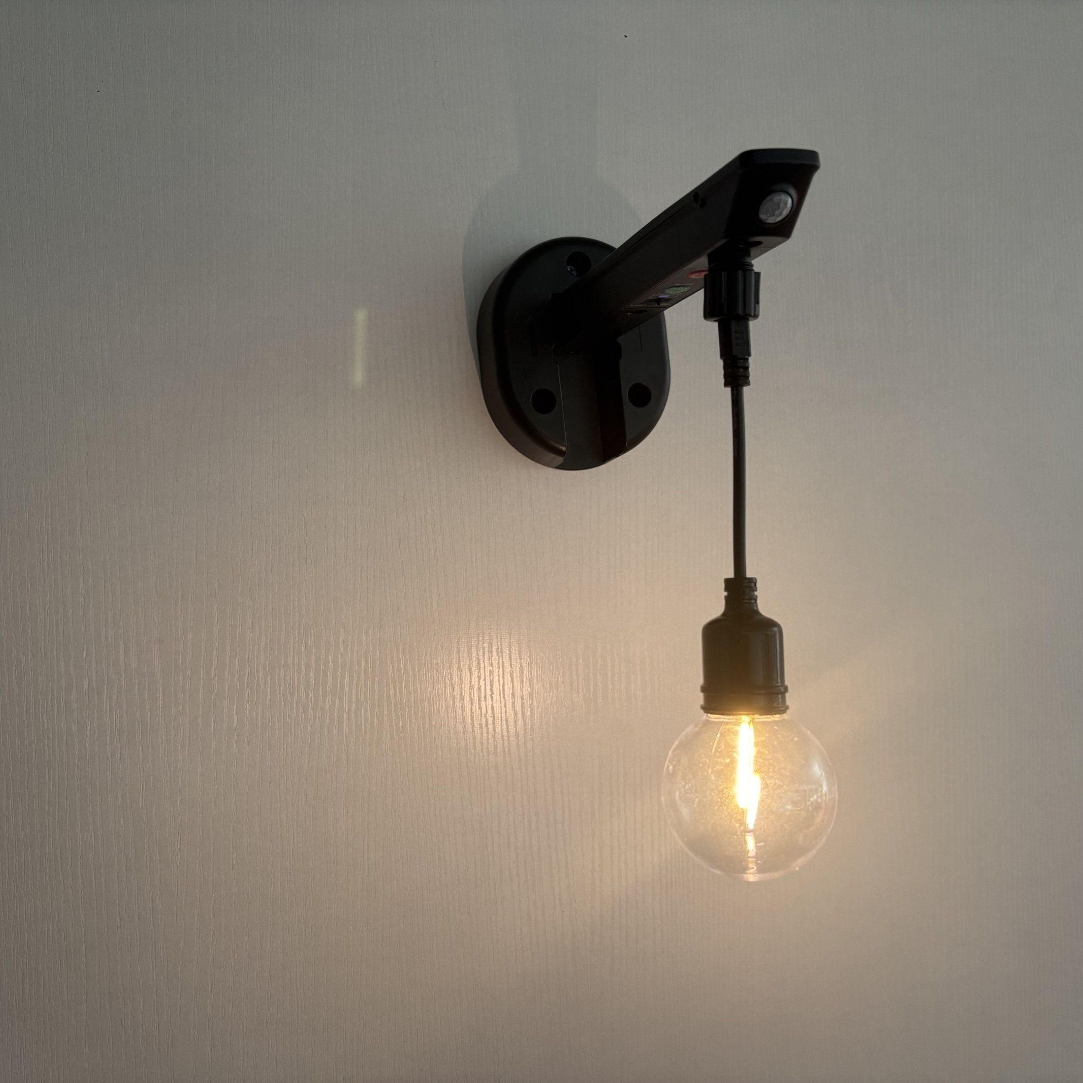 Original Design of Solar Wall Lamp for Lighting Decoration