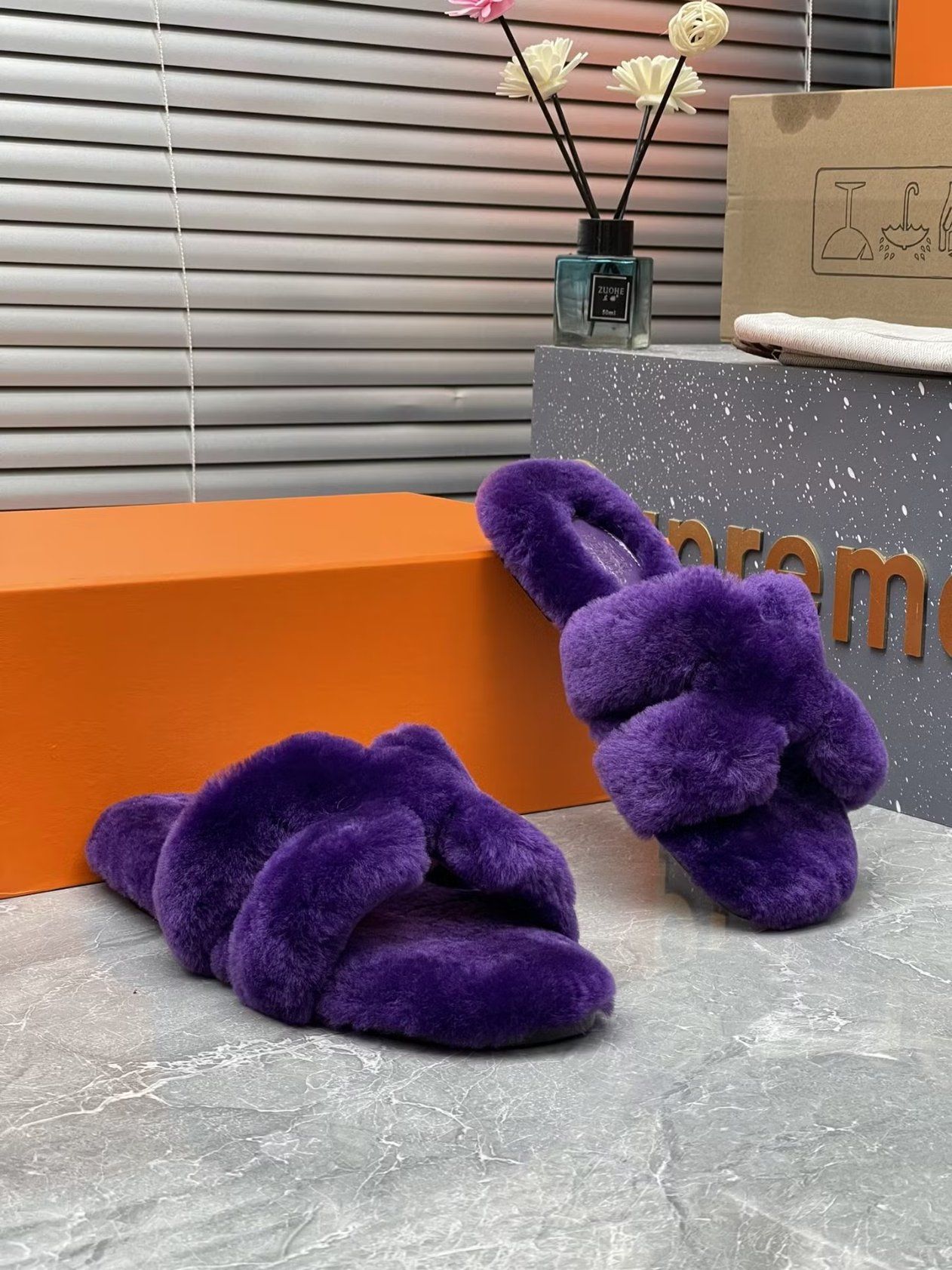 Luxury Shoes Slipper Oran Shearling Slides Sandal in Shearling with Iconic "H" Cut-out. a Daring Yet Comfortable Style Shoes