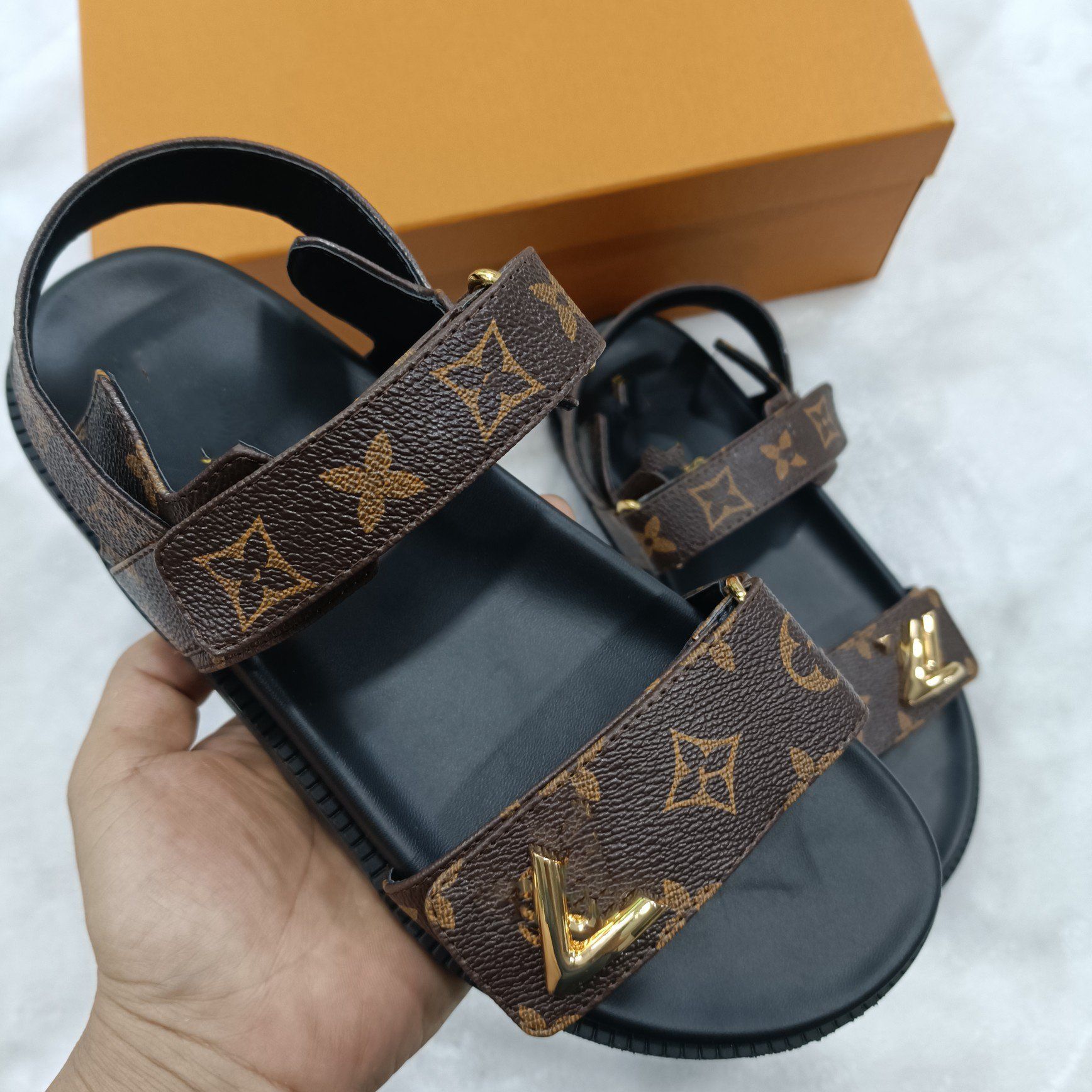 Wholeslae Fashion Factory Women Designer Shoes Slippers Casual Zapatos De Mujer Leather Outdoor Sandals