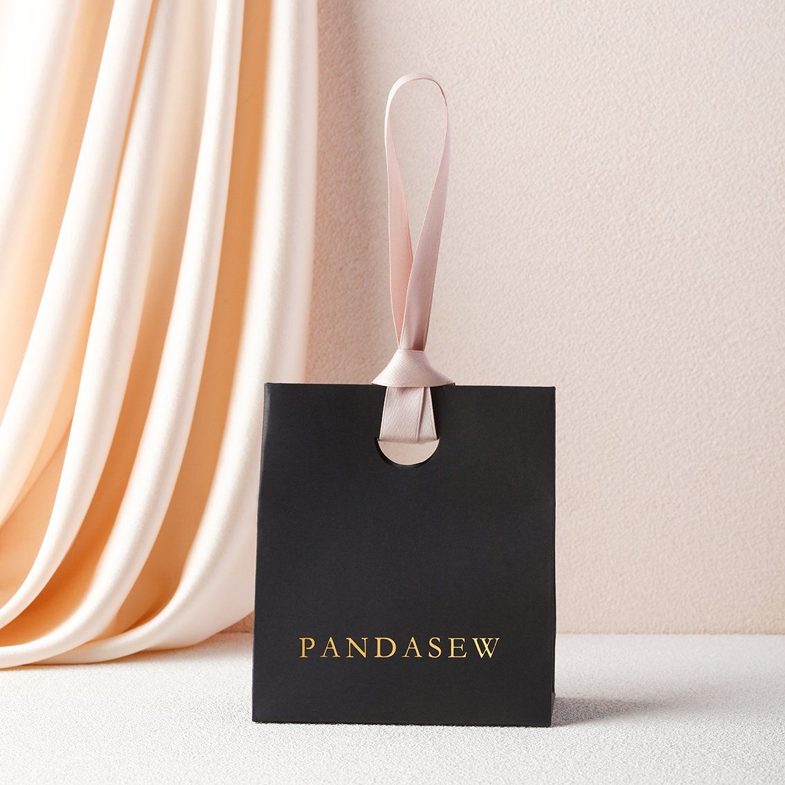 MOQ 50/100PCS Pandasew Premium Shopping Tote Black Kraft Paper Bags of Gift & Jewelry Packaging Perfume Wrapping Customizable Logo Branding