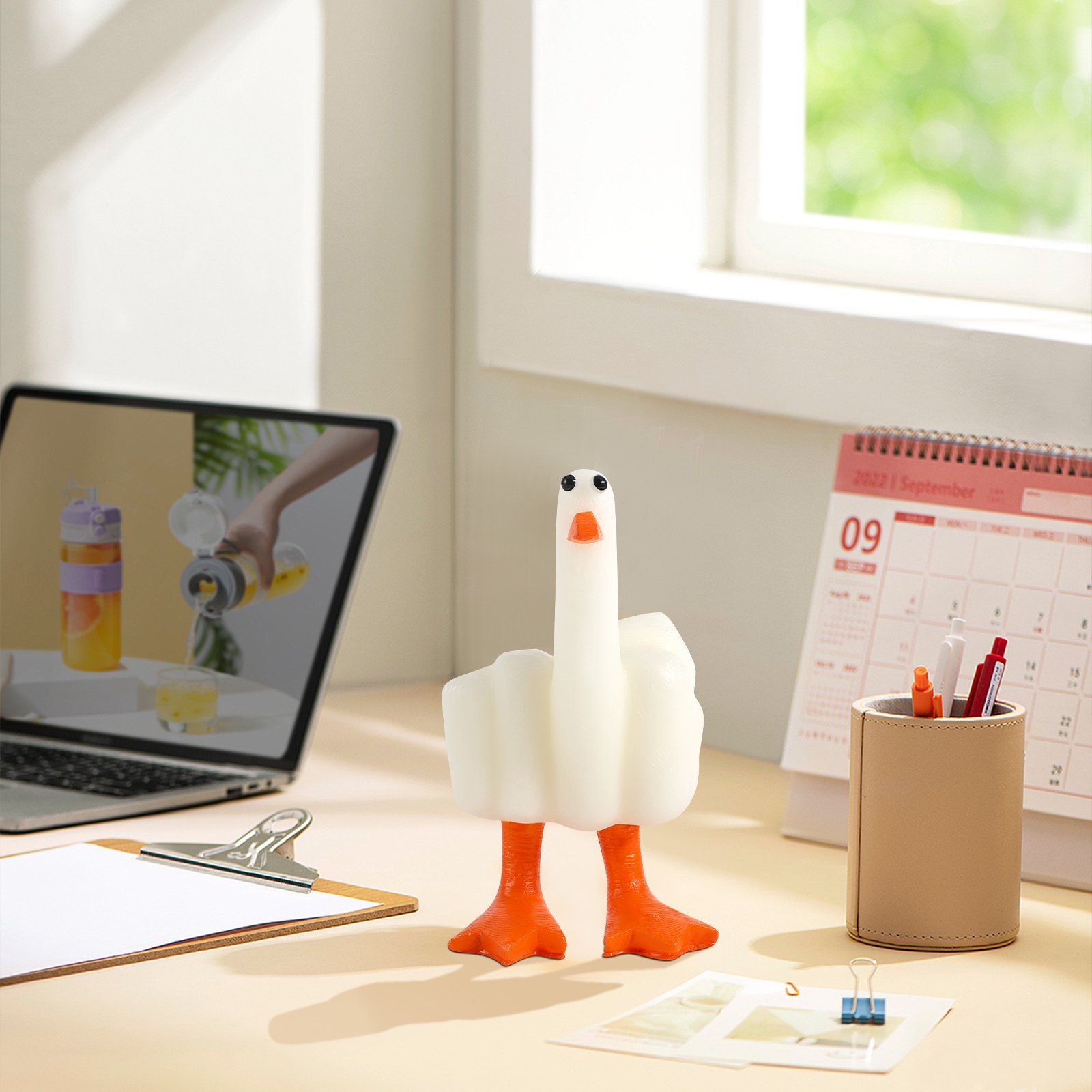 Hot Selling Customize Color Figurine Garden Home Decoration Resin Middle Finger Duck Statue