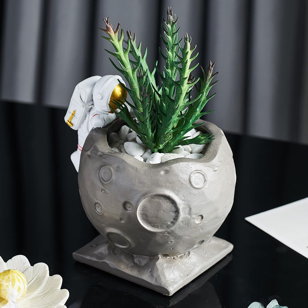 Nordic Figurine Astronaut Ornament Table Crafts Pen Holder Home Decoration Gifts