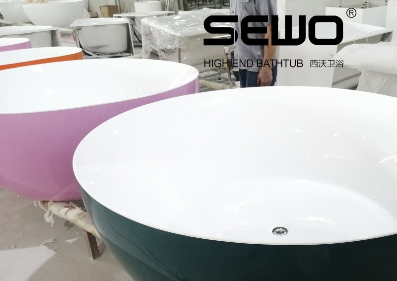Luxury Minimalist White Freestanding Bathtub for Easy Cleaning and Relaxation