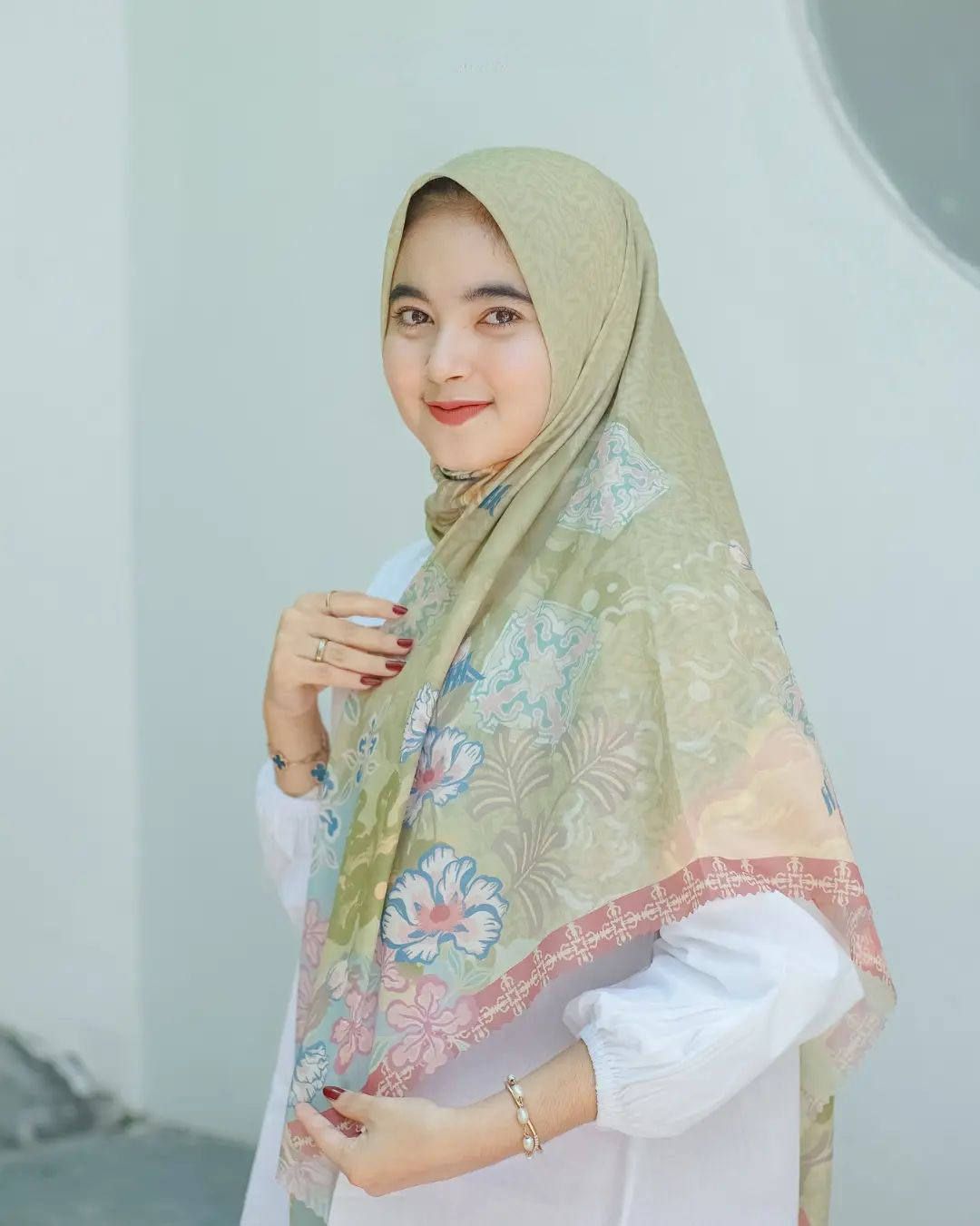 Classic Style New Design Hot Selling Women Muslim Square Cotton Voile Hijab Floral Printed Head Hijab Scarf