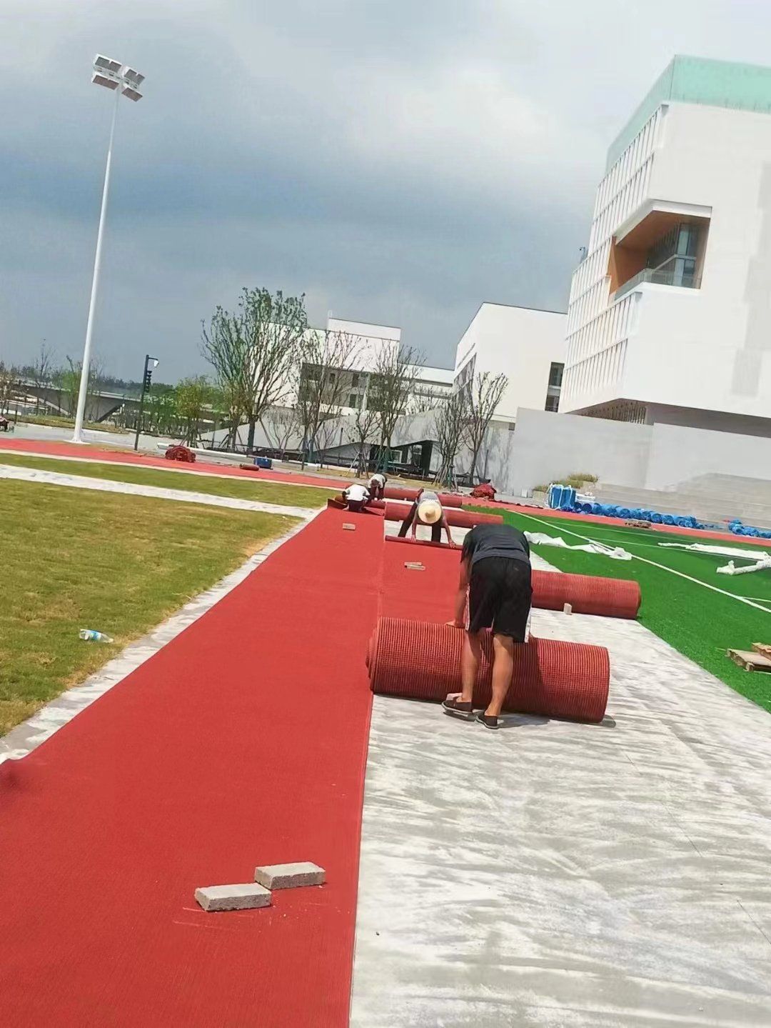 Durable Prefabricated Rubber Track Surface: Resistant to Slip and Wear, Suitable for All Weather Conditions