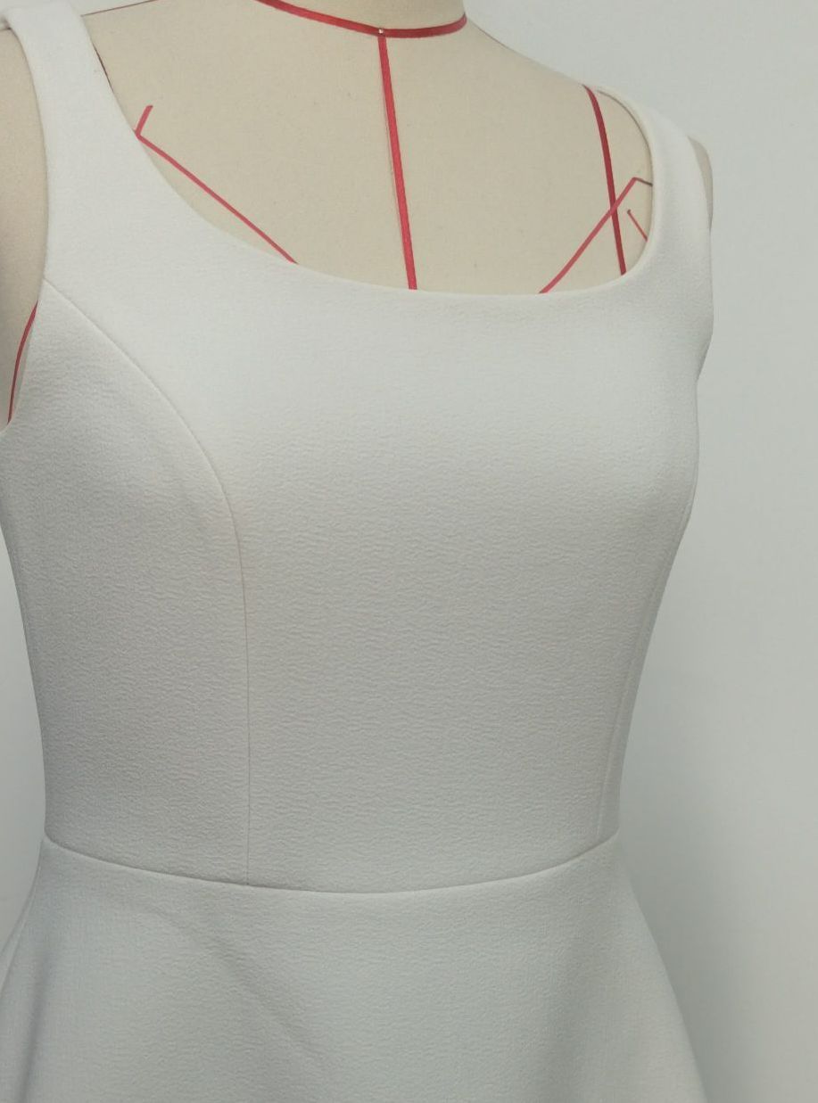 Elegant Sleeveless White Party Dress