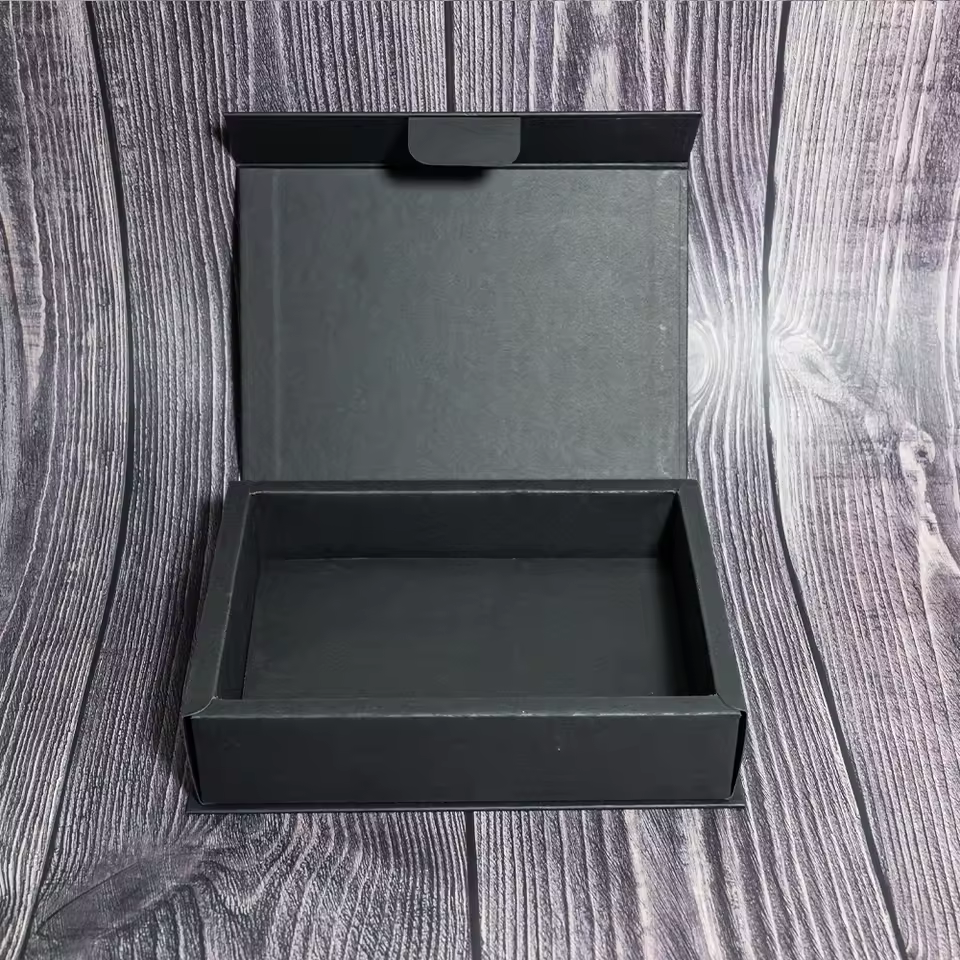 Ready To Ship Low Moq Luxury Custom Logo Packaging Eco-friendly Center Card Foldable Gift Box With Paper Closure