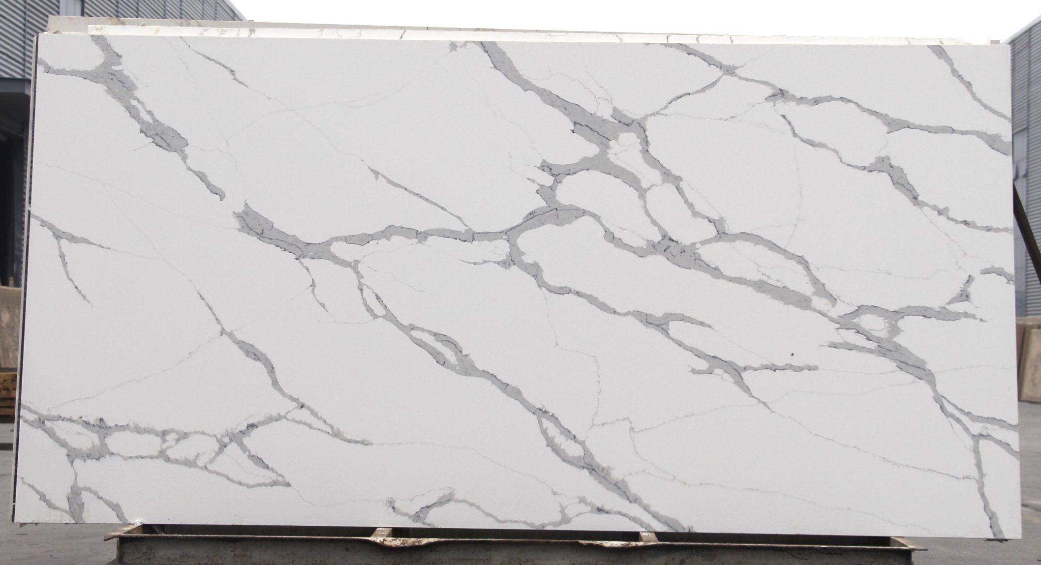 Manufacturer Wholesale Price White Calacatta and Black Marquina Calacatta Quartz Stone Stain Resistant for Kitchen Countertops