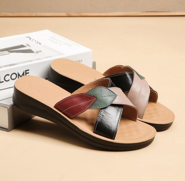 2025 Women's Summer Luxury Leather Sandals Thick-Soled Non-Slip Low-Heeled Casual Slippers for Beach Wear Breathable Feature