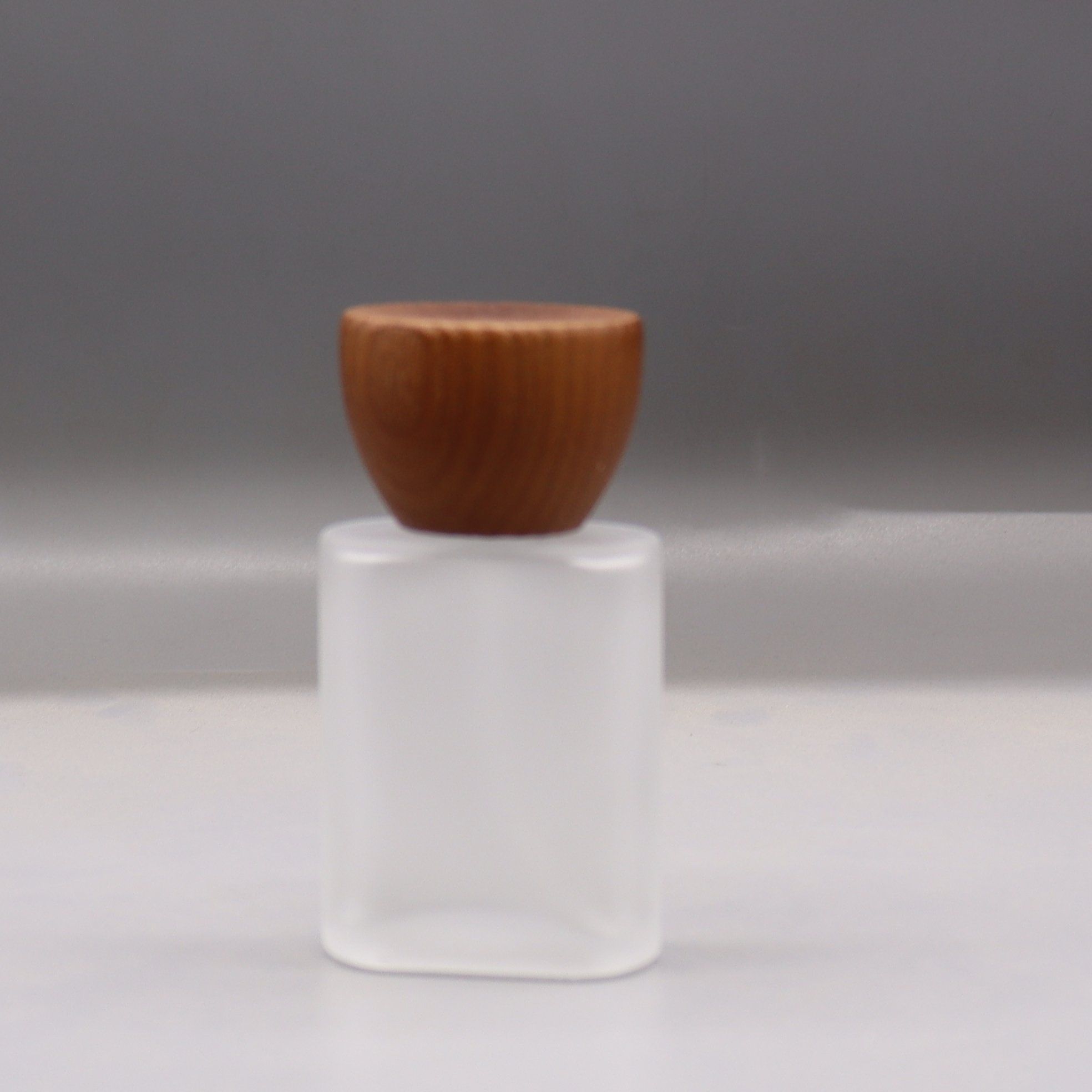 OEM Empty 30 Ml Matt Glass Wooden Lids Spray Perfume Bottle