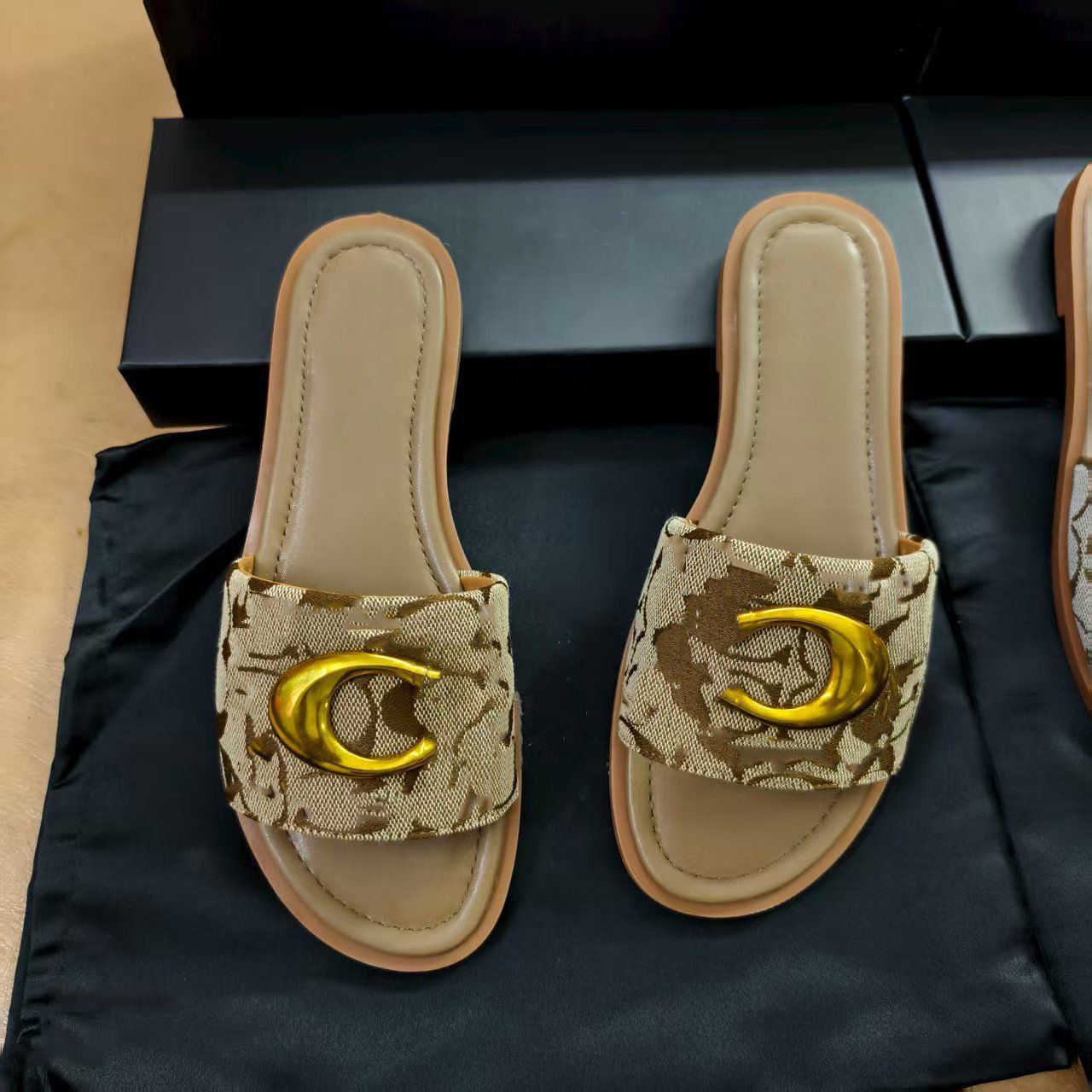 Wholesale Women Wear Flat Fashion Sandals and Slippers Outdoor Summer Beach Shoes