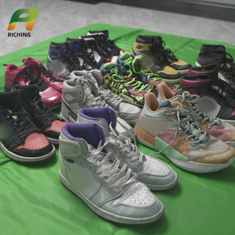 Box of Zapatos De Baloncesto Usados Authentic Wholesale Used Basketball Shoes International Brand China Bales Thrift Used Second Hand Branded Basketball Shoes